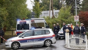 Straßensperren am Fundort.