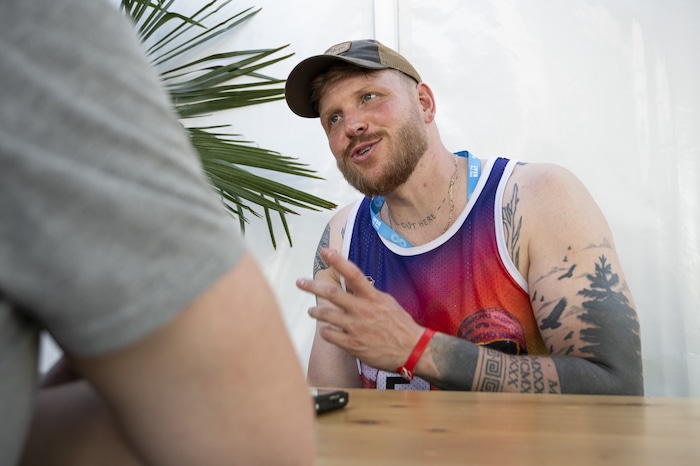 Die Ruhe vor dem Bühnensturm: Rapper Finch beim Frequency im Gespräch mit „Krone“-Redakteur ...