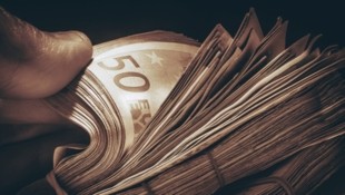 Die Frau verlor neben Bargeld auch noch Schmuck und Gold.