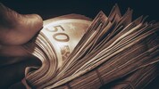 Die Frau verlor neben Bargeld auch noch Schmuck und Gold.