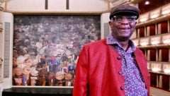 Künstler El Anatusi aberbeitet bevorzugt mit Holz und Ton, mit denen er Objekte kreiert, die auf ...