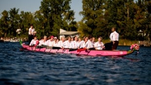 Die Vienna Pink Dragons im Drachenboot auf der alten Donau.