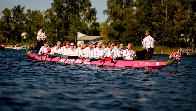 Die Vienna Pink Dragons im Drachenboot auf der alten Donau.