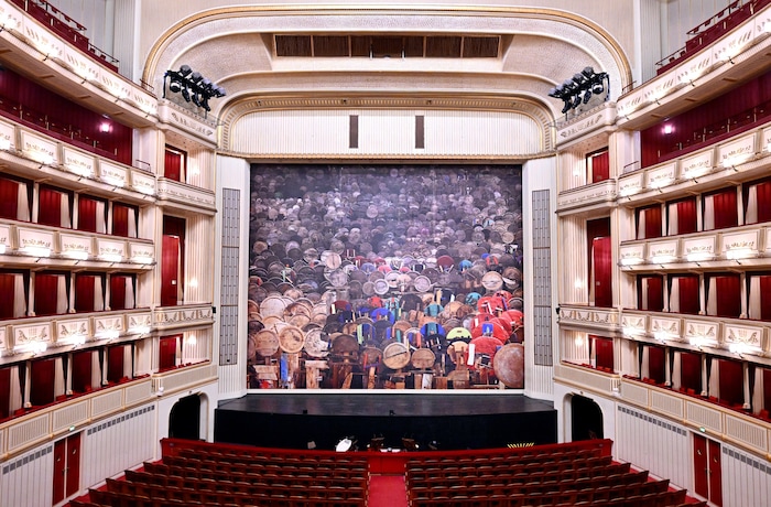 Die Märkte, von denen die Tabletts stammen, sind für El Anatsui „pulsierende Bühnen des ...
