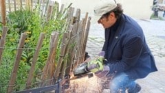 Neubaus Bezirksvorsteher Markus Reiter (Grüne) flext eine Schlüsselbox weg.