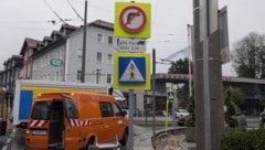 Mitarbeiter des Magistrats stellten das Verbotsschild für Lkw auf der Eder-Kreuzung auf.