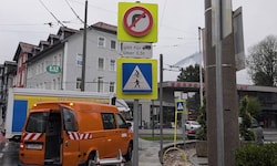 Mitarbeiter des Magistrats stellten das Verbotsschild für Lkw auf der Eder-Kreuzung auf.
