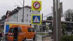 Mitarbeiter des Magistrats stellten das Verbotsschild für Lkw auf der Eder-Kreuzung auf.
