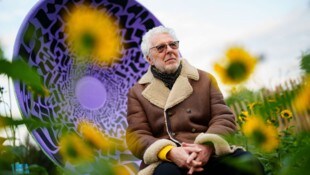 André Heller vor einer der Flüstermuscheln, die zum spielerischen Interagieren einladen