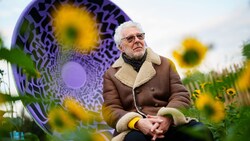 André Heller vor einer der Flüstermuscheln, die zum spielerischen Interagieren einladen