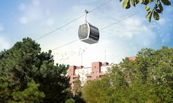 Eine Seilbahn-Gondel vor dem Karl-Marx-Hof: Die Trasse der rund 5,6 Kilometer langen Kabinenbahn ...
