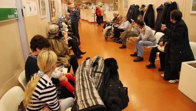 Das typische Bild bei Kassenärzten und öffentlichen Spitälern: Volle Räume und lange ...