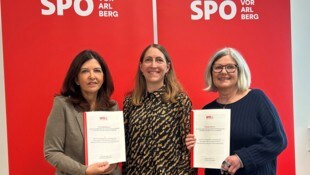 Familiensprecherin Manuela Auer mit Angela Schmid und der SPÖ-Frauenvorsitzenden Beatrix ...