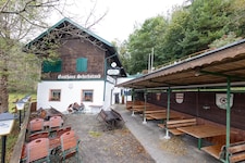 Verwaister Gastgarten, verwaiste Gaststuben – so sieht es derzeit beim Ausflugsziel aus.