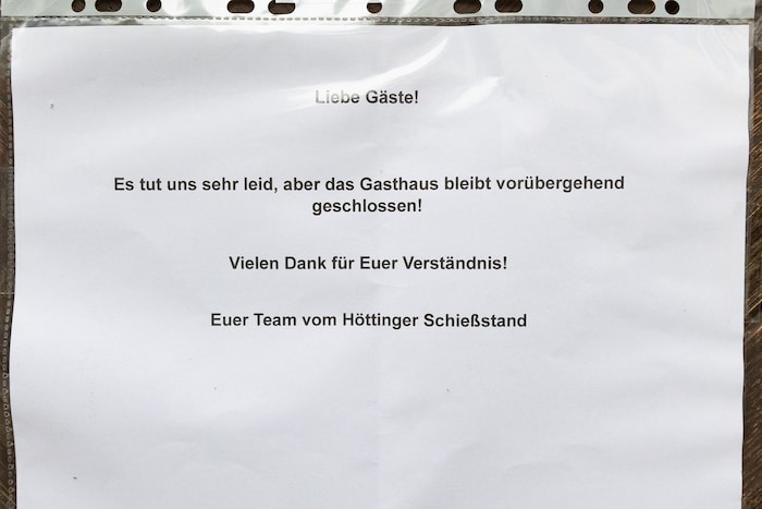 Ein Aushang informiert die Gäste, die in der Hoffnung auf eine Einkehr vorbeikommen.