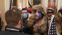 Als „Schamane“ geisterten die Bilder von Jacob Chansley um die Welt – jetzt will er die USA neu ...