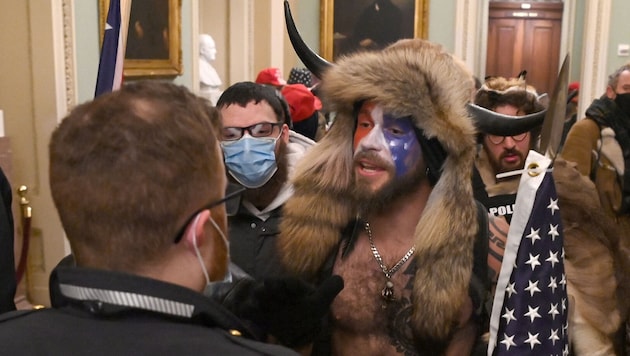 Als „Schamane“ geisterten die Bilder von Jacob Chansley um die Welt – jetzt will er die USA neu ...