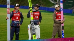 Jan Hörl (mitte) siegt in Hinzenbach vor Daniel Tschofenig (links) und Ryoyu Kobayashi (rechts).