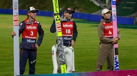 Jan Hörl (mitte) siegt in Hinzenbach vor Daniel Tschofenig (links) und Ryoyu Kobayashi (rechts).