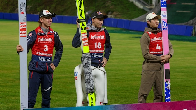 Jan Hörl (mitte) siegt in Hinzenbach vor Daniel Tschofenig (links) und Ryoyu Kobayashi (rechts).