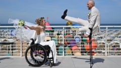 Was für ein emotionales Hochzeitsbild! Nach der Heirat in Cattolica (Italien) genossen ...