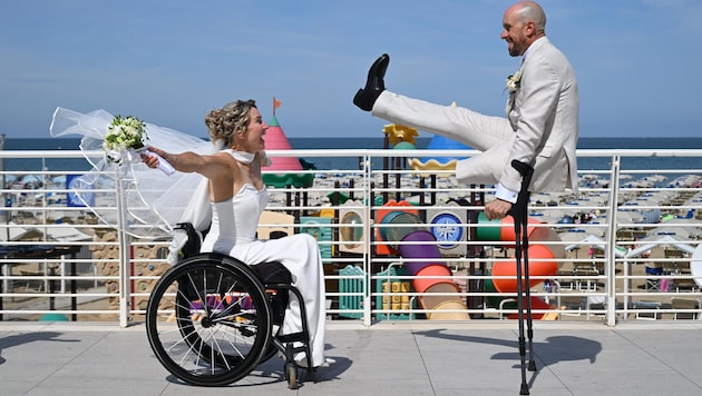 Was für ein emotionales Hochzeitsbild! Nach der Heirat in Cattolica (Italien) genossen ...