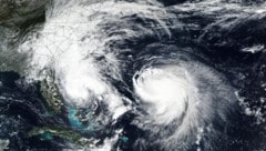 Auf dem von der NASA veröffentlichten Bild ist links der Tropensturm „Imelda“ und rechts ...