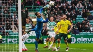 Hibernian-Goalie Raphael Sallinger 