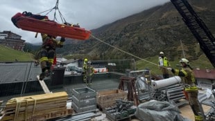 Der Verletzte wurde mit Hilfe der Feuerwehr geborgen.