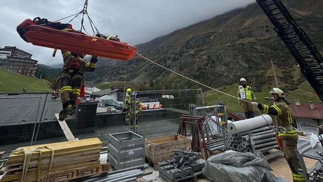 Der Verletzte wurde mit Hilfe der Feuerwehr geborgen.