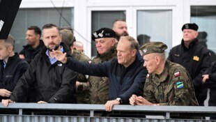 Polen Premier im Gespräch mit Top-Militärs seines Landes.