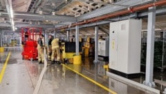 Mit einem Müllcontainer unter dem Sprinkler verhinderte die Feuerwehr Schlimmeres.