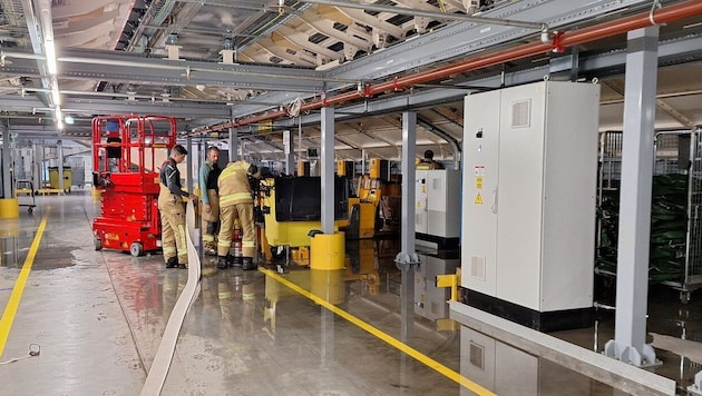 Mit einem Müllcontainer unter dem Sprinkler verhinderte die Feuerwehr Schlimmeres.