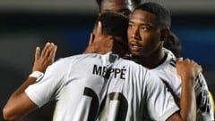 Kylian Mbappé und David Alaba bejubeln eines der fünf Tore von Real Madrid gegen Kairat Almaty …