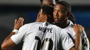 Kylian Mbappé und David Alaba bejubeln eines der fünf Tore von Real Madrid gegen Kairat Almaty …