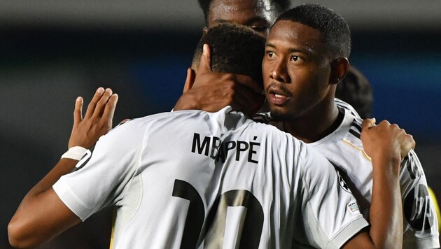 Kylian Mbappé und David Alaba bejubeln eines der fünf Tore von Real Madrid gegen Kairat Almaty …