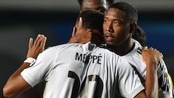 Kylian Mbappé und David Alaba bejubeln eines der fünf Tore von Real Madrid gegen Kairat Almaty …