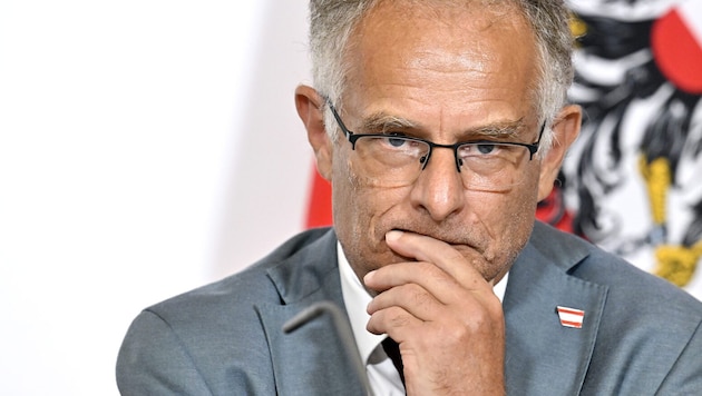 Die stark steigenden Schulden der Länder und Gemeinden werden für Finanzminister Marterbauer zum ...