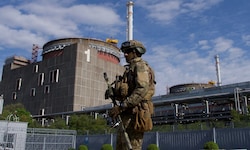 Ein russischer Soldat vor dem ukrainischen AKW