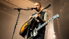 Wenn eine Klampfe zum fröhlichen Aufgeigen nicht mehr reicht: Volbeat-Frontmann Michael Poulsen ...
