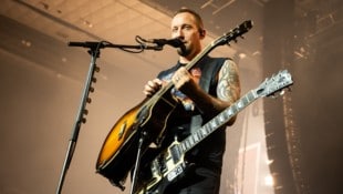 Wenn eine Klampfe zum fröhlichen Aufgeigen nicht mehr reicht: Volbeat-Frontmann Michael Poulsen ...