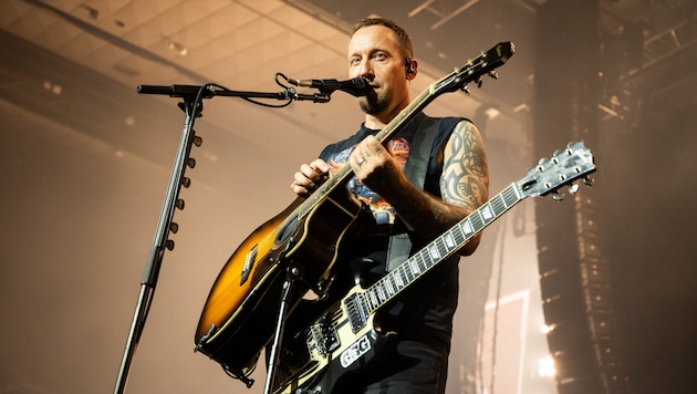 Wenn eine Klampfe zum fröhlichen Aufgeigen nicht mehr reicht: Volbeat-Frontmann Michael Poulsen ...