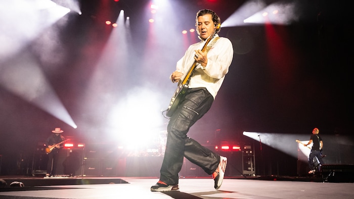 Das weiße Hemd täuscht bei Bush-Frontmann Gavin Rossdale: Schon nach dem ersten Song schmiss er ...