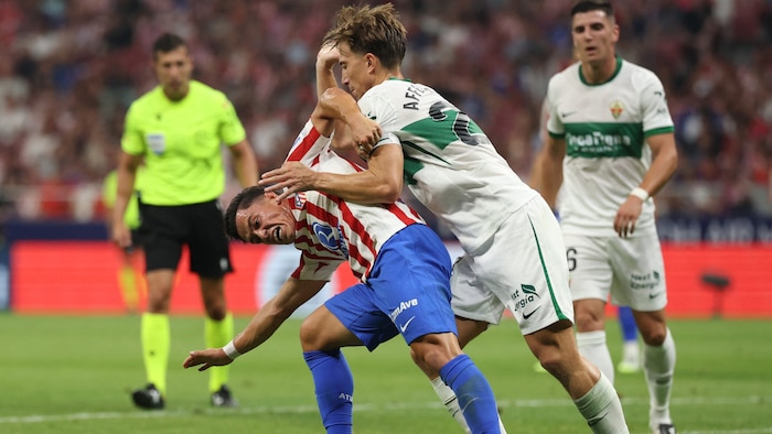 David Affengruber zeigt bei Elche auf.