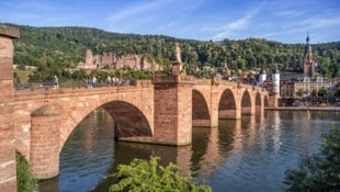 Hoch über der Alten Brücke und der Altstadt thront das Heidelberger Schloss.