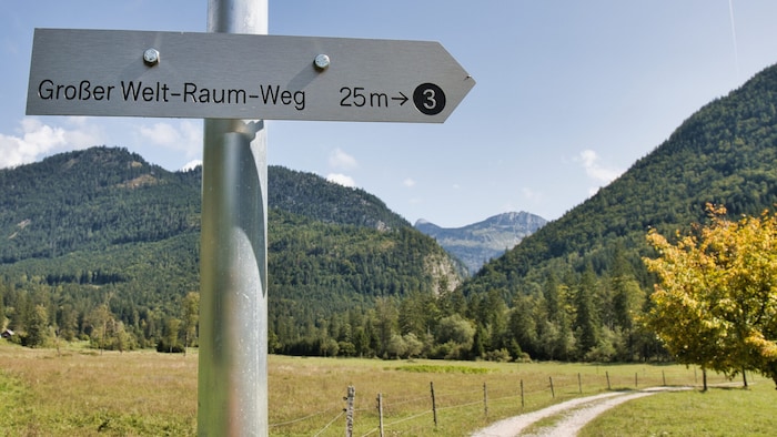 Graue Zusatzschilder weisen den Welt-Raum-Weg auf bestehenden Routen.