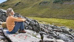 Am Stein markieren rote Punkte den Hör-Raum 9 – Zeit für die neunte Audiodatei bei der ...