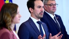 Kanzleramtsministerin Claudia Plakolm (ÖVP), Bildungsminister Christoph Wiederkehr (NEOS) und ...