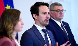 Kanzleramtsministerin Claudia Plakolm (ÖVP), Bildungsminister Christoph Wiederkehr (NEOS) und ...