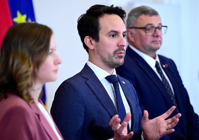 Kanzleramtsministerin Claudia Plakolm (ÖVP), Bildungsminister Christoph Wiederkehr (NEOS) und ...